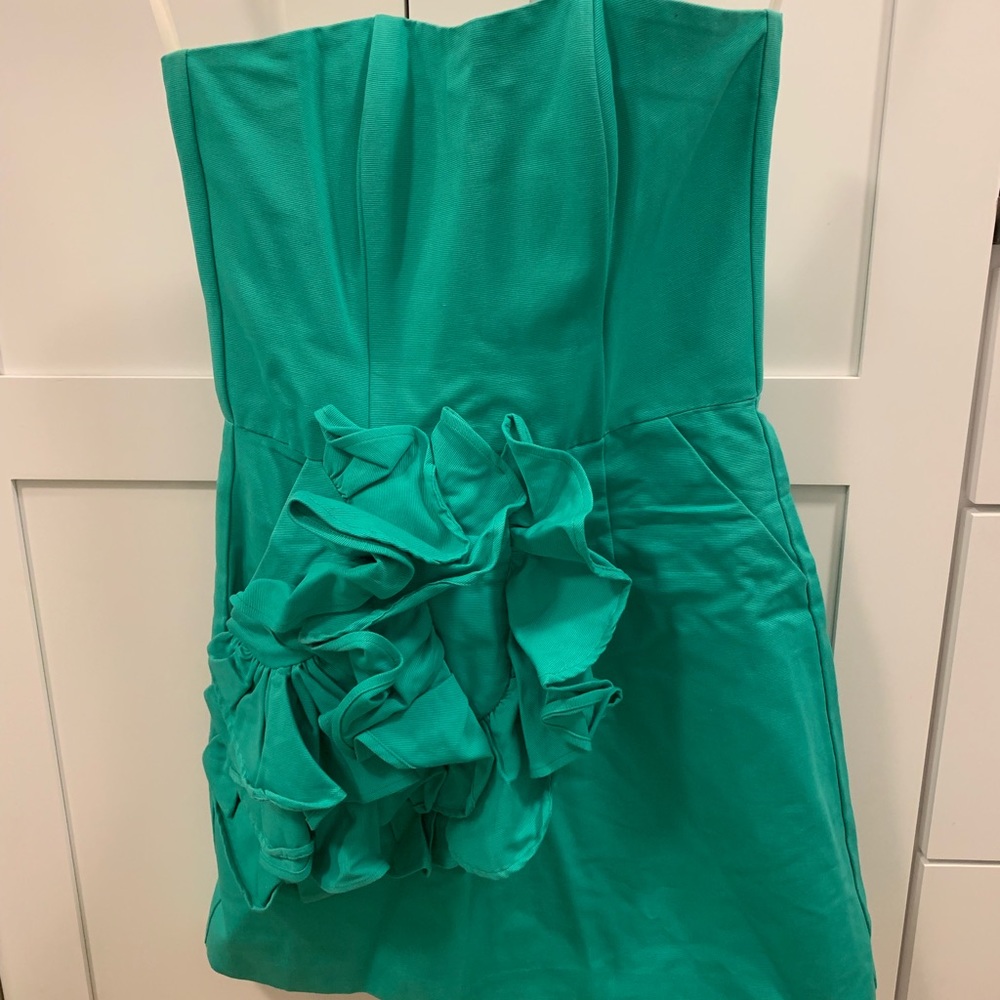 Shoulder free flower dress